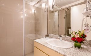 ROYAL CONTINENTAL HOTEL 4*