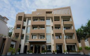 SAFFRON HOTEL & RESTAURANT 2*