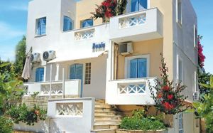 RENIA STUDIOS (APARTMENTS)